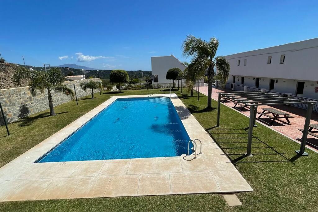 Atico Con Bonita Vista. En Urbanizacion Privada.! Lägenhet Estepona